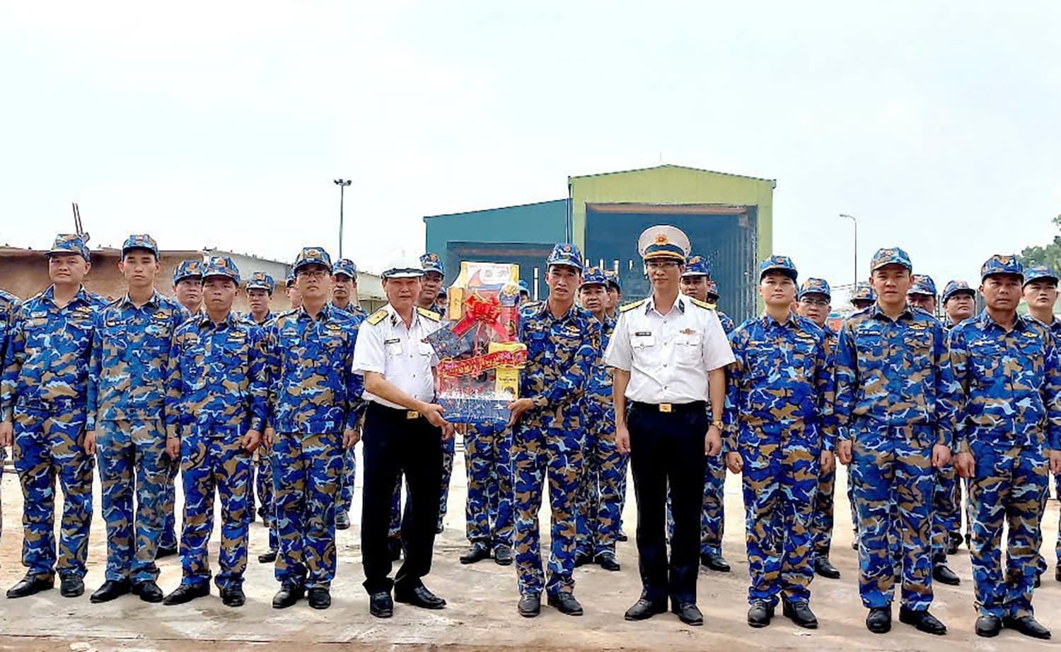 Thủ trưởng Vùng 4 thăm, kiểm tra các tàu của Lữ đoàn 955 đang làm nhiệm vụ sửa chữa