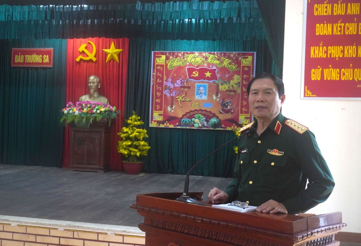 Đoàn công tác Bộ Quốc phòng kiểm tra, chúc tết tại huyện đảo Trường Sa và Nhà giàn DK1