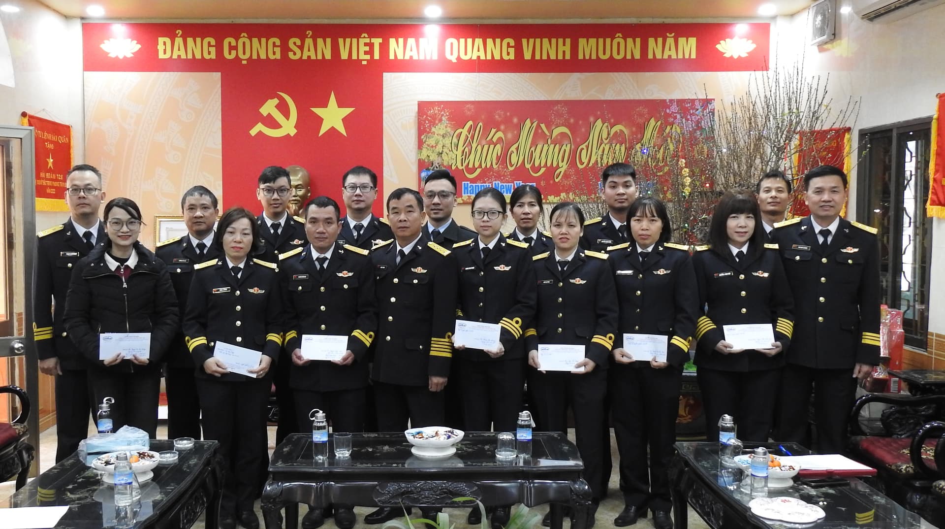 Công ty 128 thăm hỏi, tặng quà các đối tượng chính sách dịp Tết Nguyên đán Ất Tỵ 2025