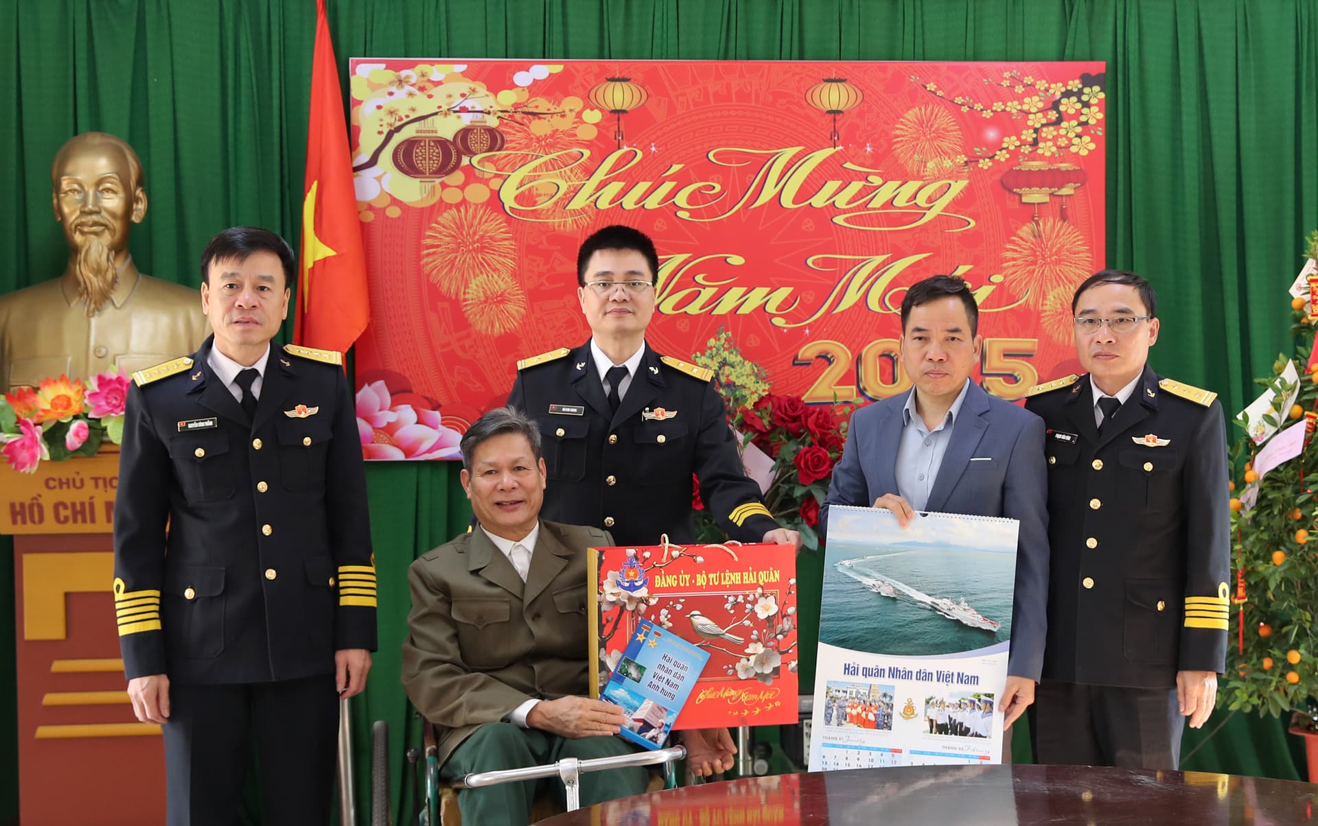Quân chủng Hải quân tặng quà các thương binh tại Bắc Giang và Bắc Ninh