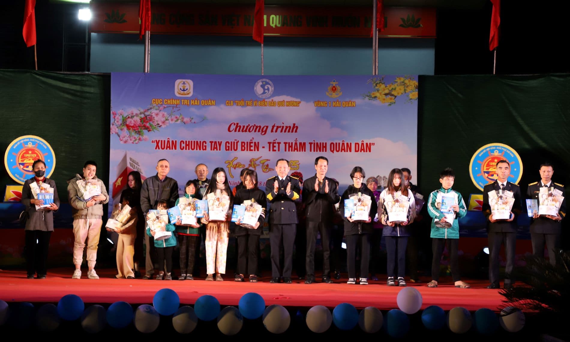 Ấm áp chương trình “Xuân chung tay giữ biển – Tết thắm tình quân dân"