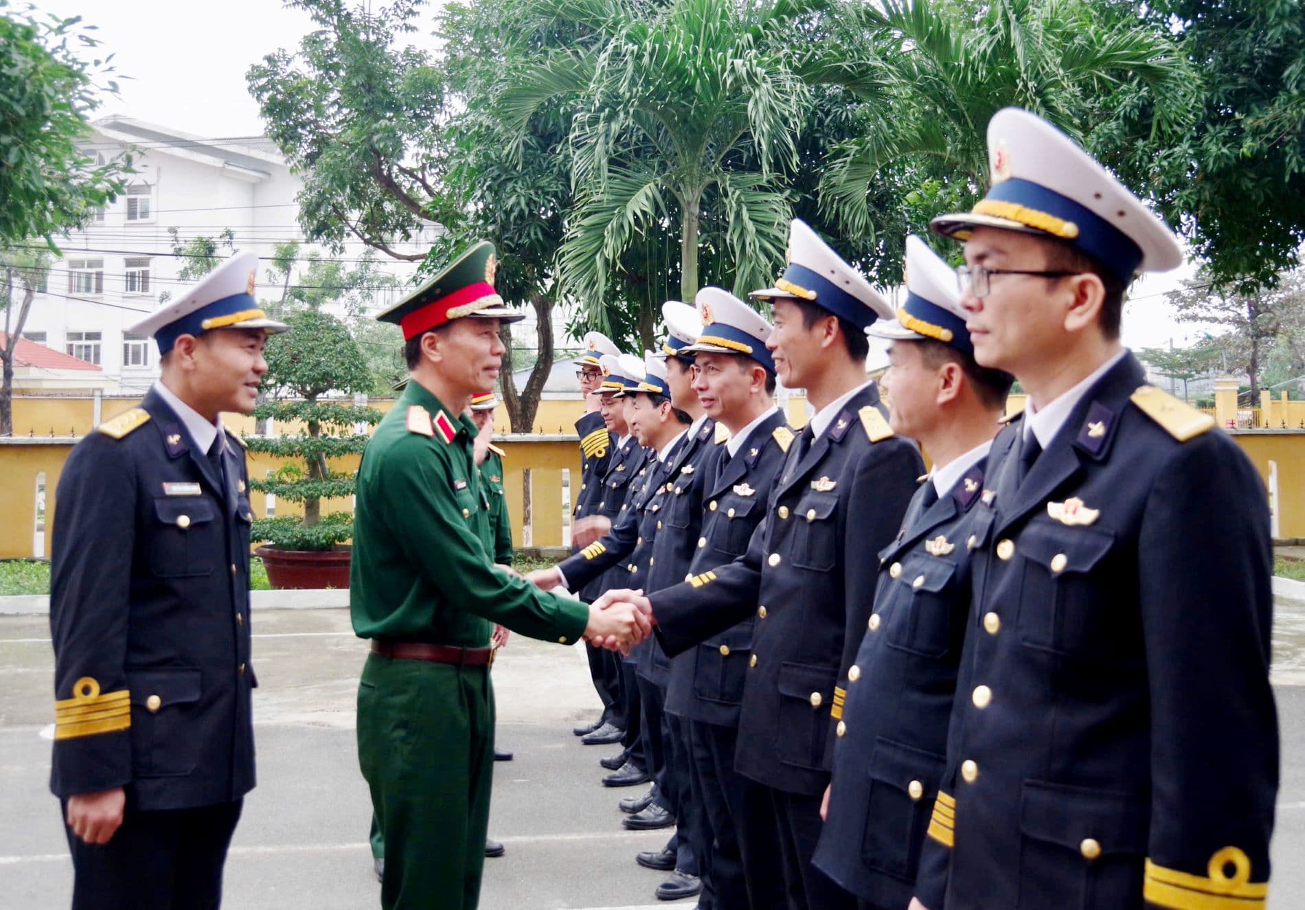 Trung tướng Nguyễn Trọng Bình kiểm tra, chúc tết Lữ đoàn 172