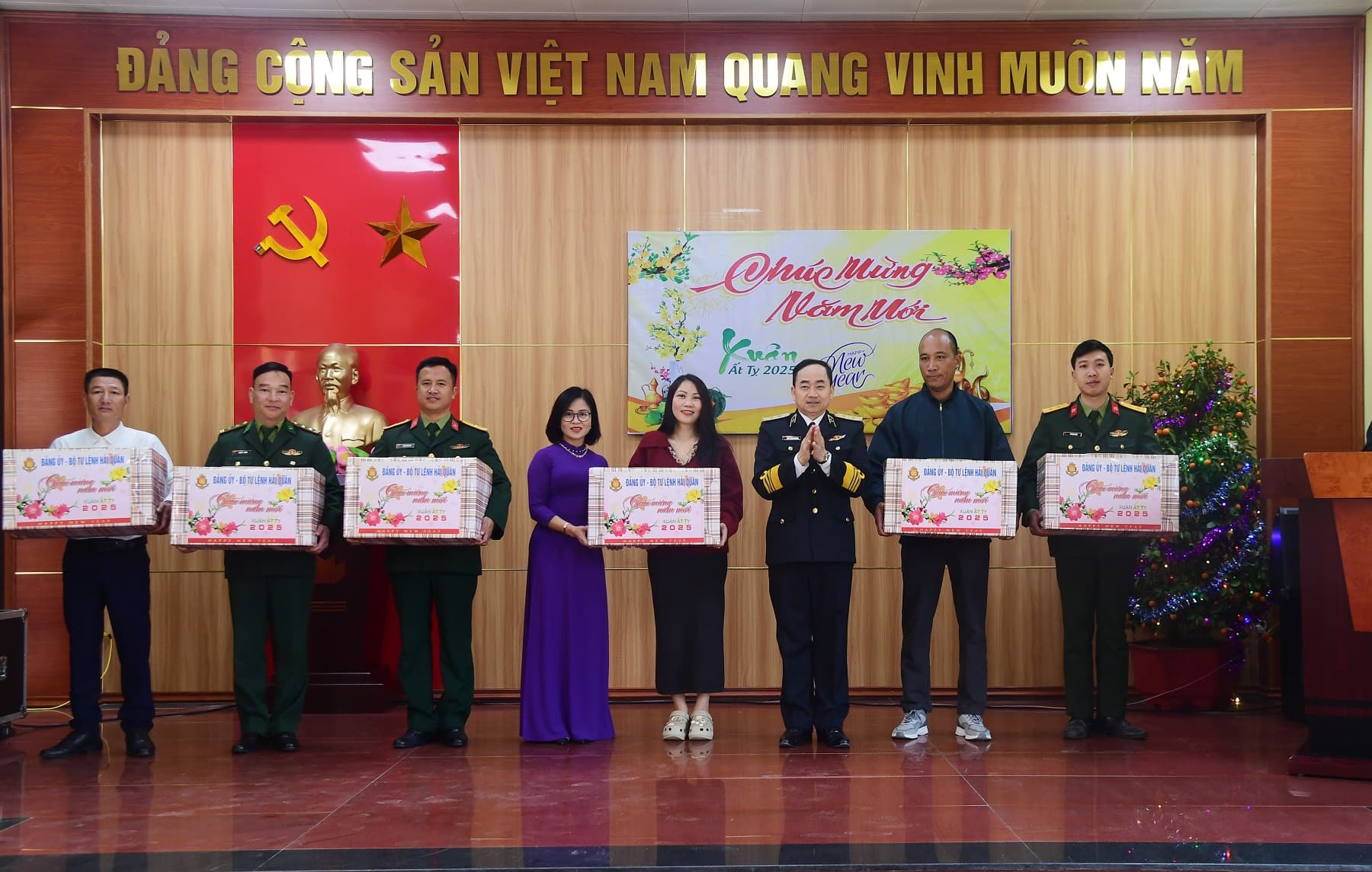Tư lệnh Hải quân kiểm tra, chúc tết Trạm ra đa 480 và các lực lượng trên đảo Trần