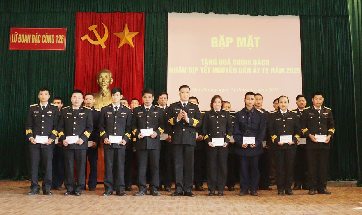 Lữ đoàn 126 trao 60 phần quà tặng các gia đình chính sách