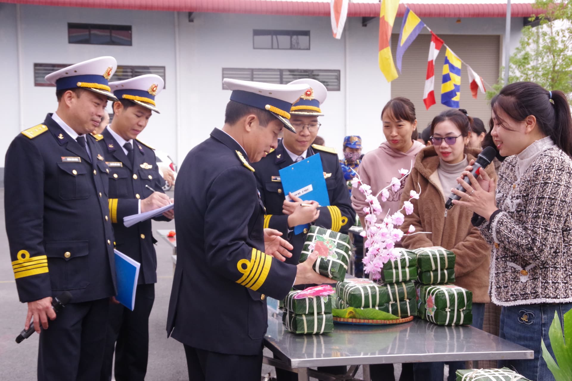 Gắn kết tình quân, dân qua hội thi “Vui gói bánh chưng xanh”