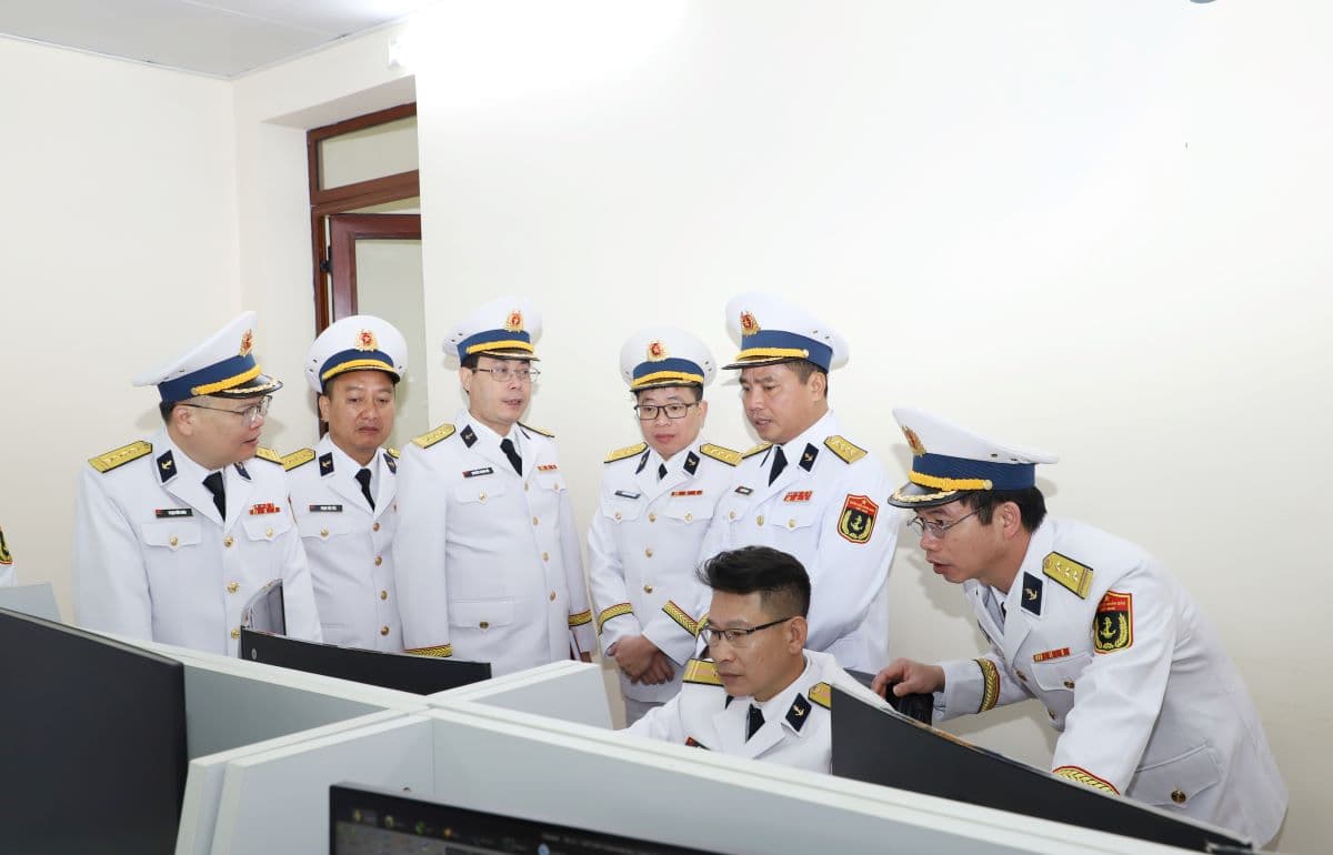 Thủ trưởng Bộ Tư lệnh Hải quân kiểm tra, chúc tết Trung tâm 47