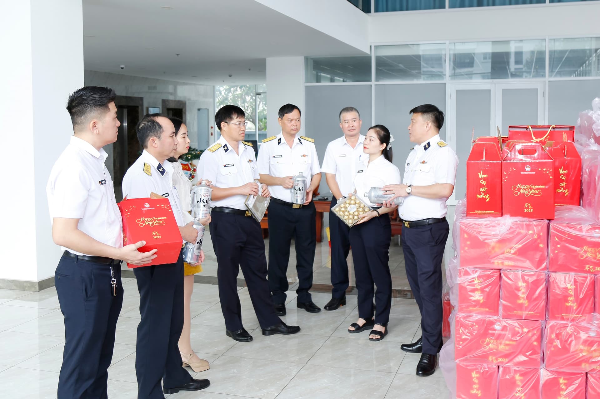 Tân cảng Sài Gòn bảo đảm quà tết cho người lao động