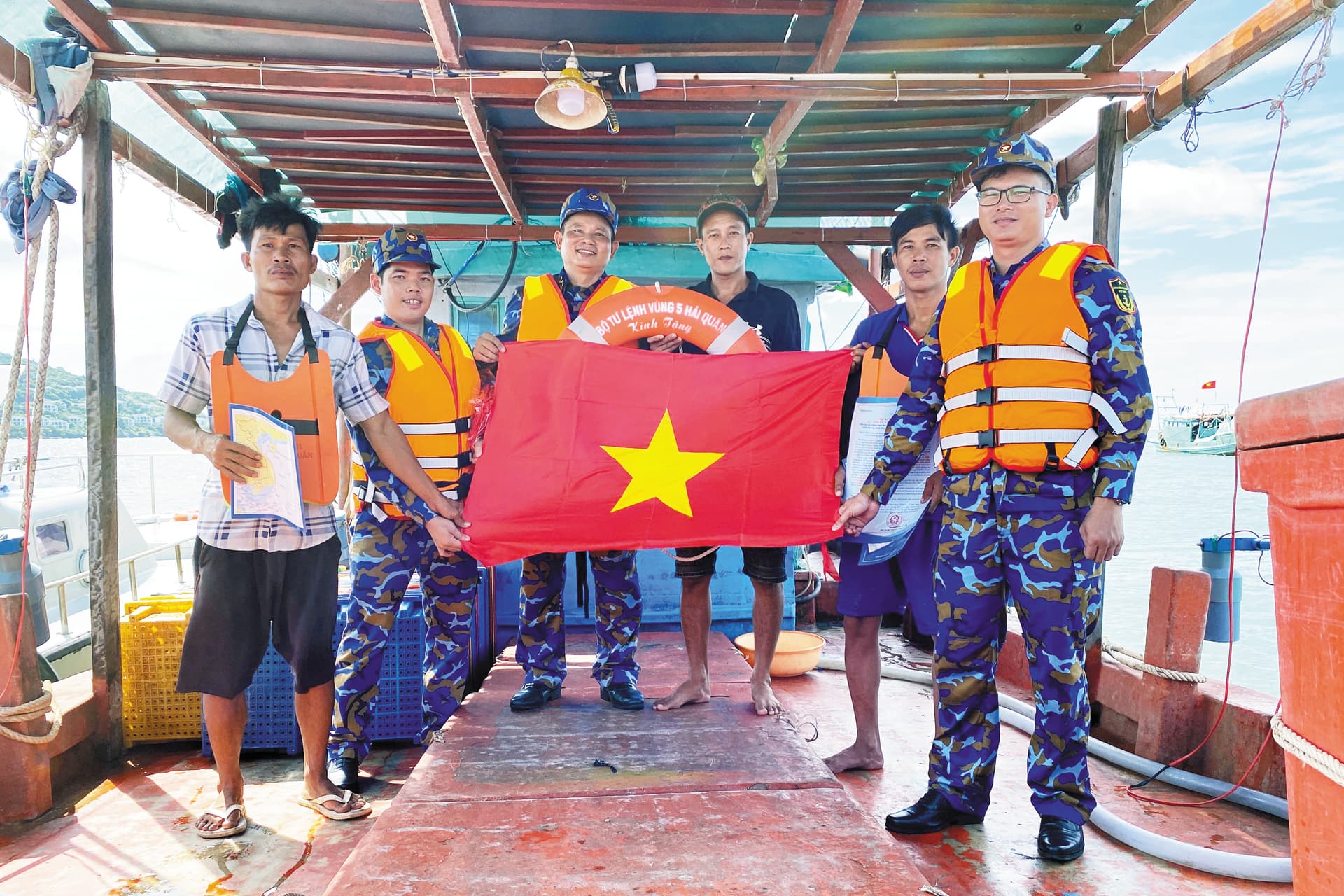 Sát cánh với ngư dân  trên vùng biển Tây Nam