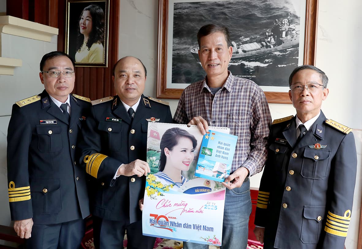 Phó Chính ủy Hải quân thăm, tặng quà gia đình Anh hùng, liệt sĩ Nguyễn Chánh Tâm