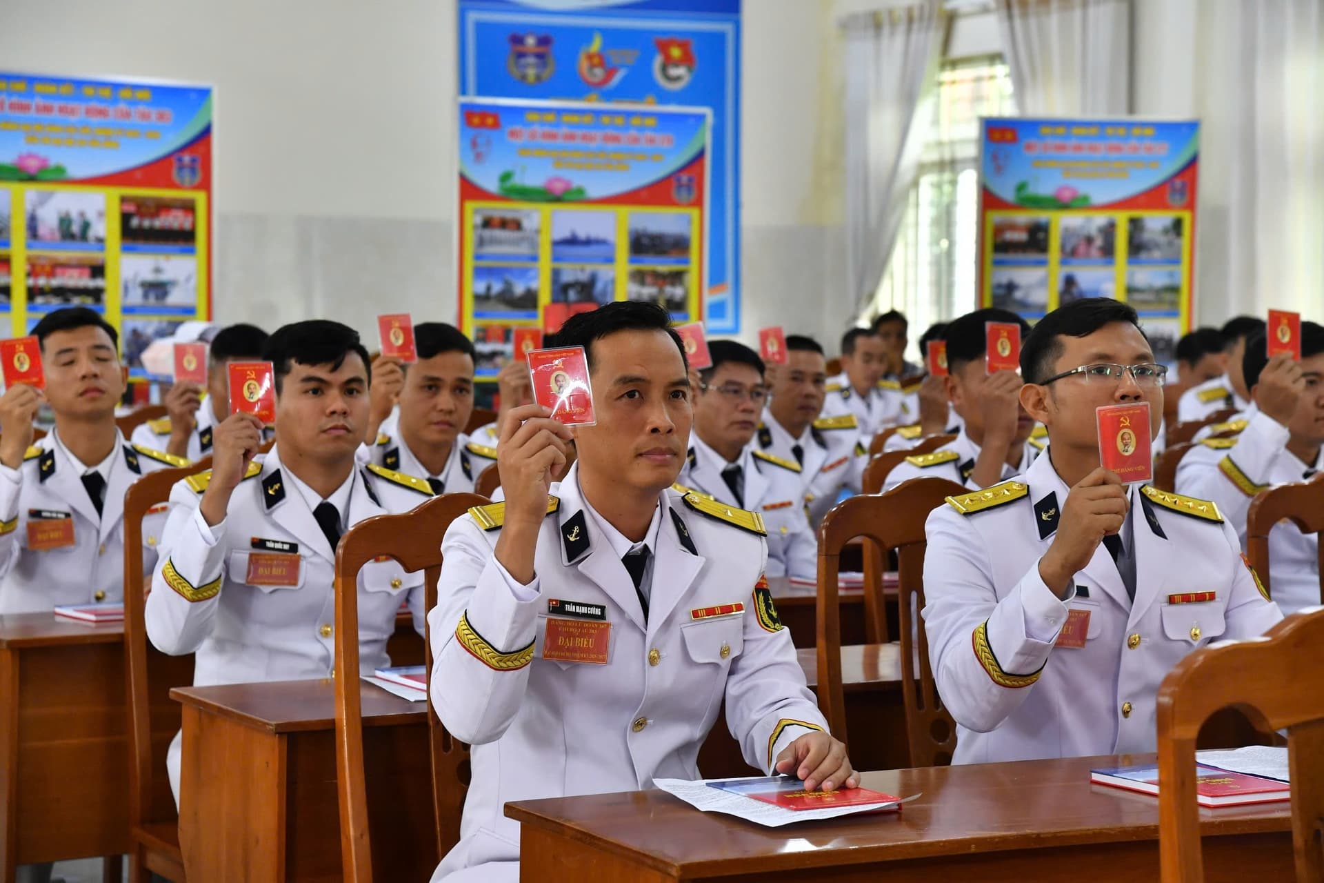 Chi bộ Tàu 383 tổ chức đại hội làm trước