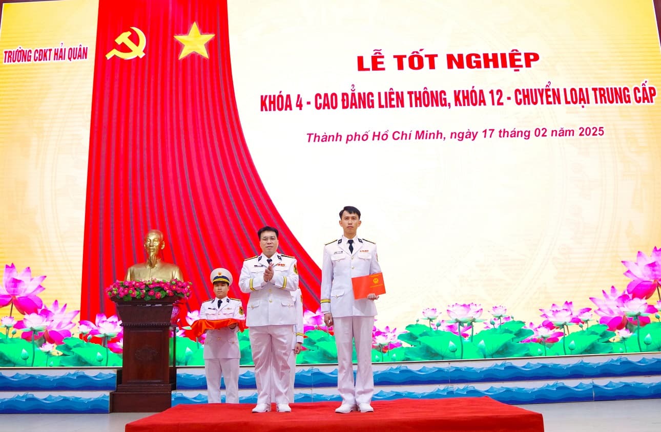 Trường Cao đẳng Kỹ thuật Hải quân tổ chức lễ tốt nghiệp cho học viên