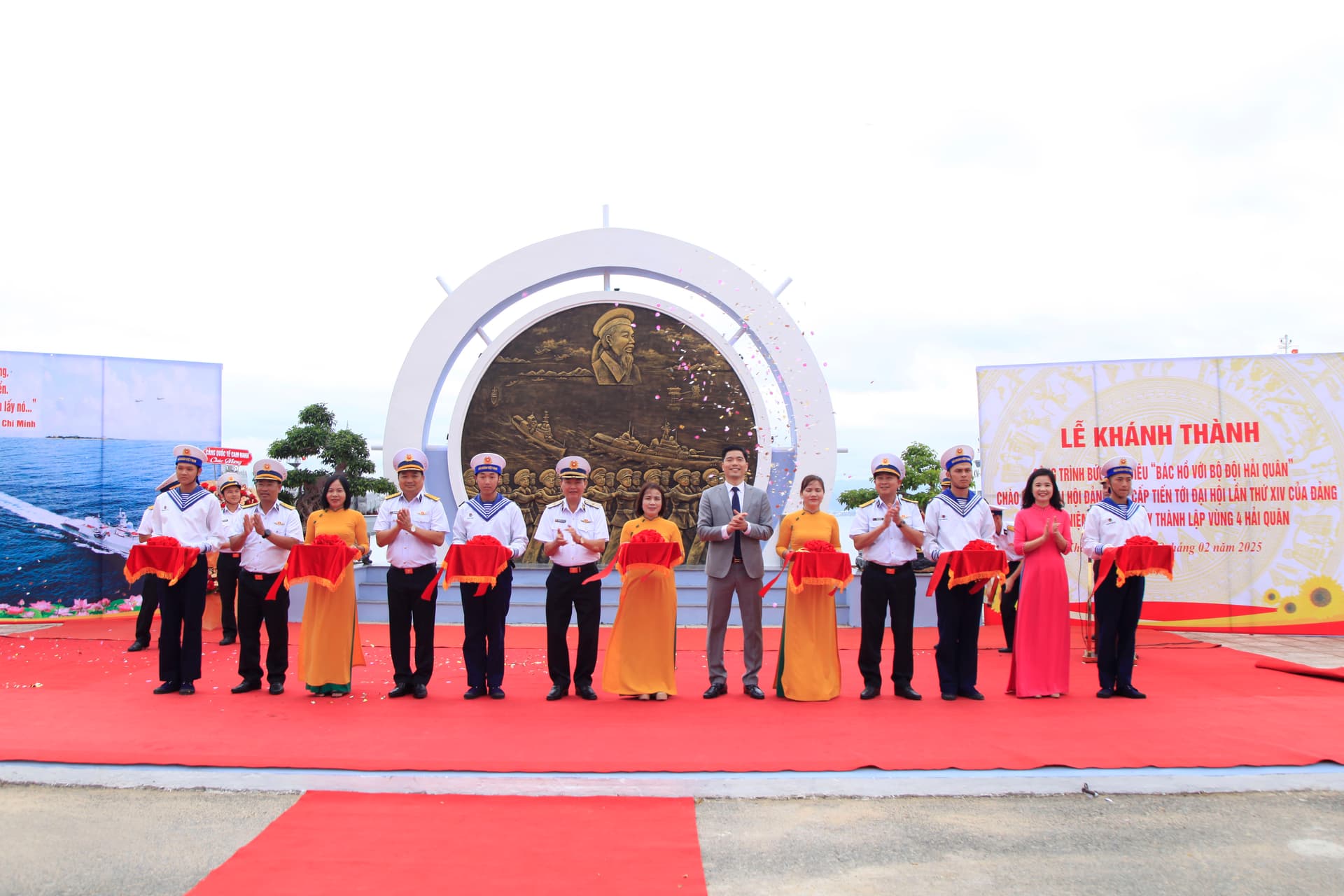 Lữ đoàn 162 khánh thành bức phù điêu “Bác Hồ với bộ đội Hải quân”