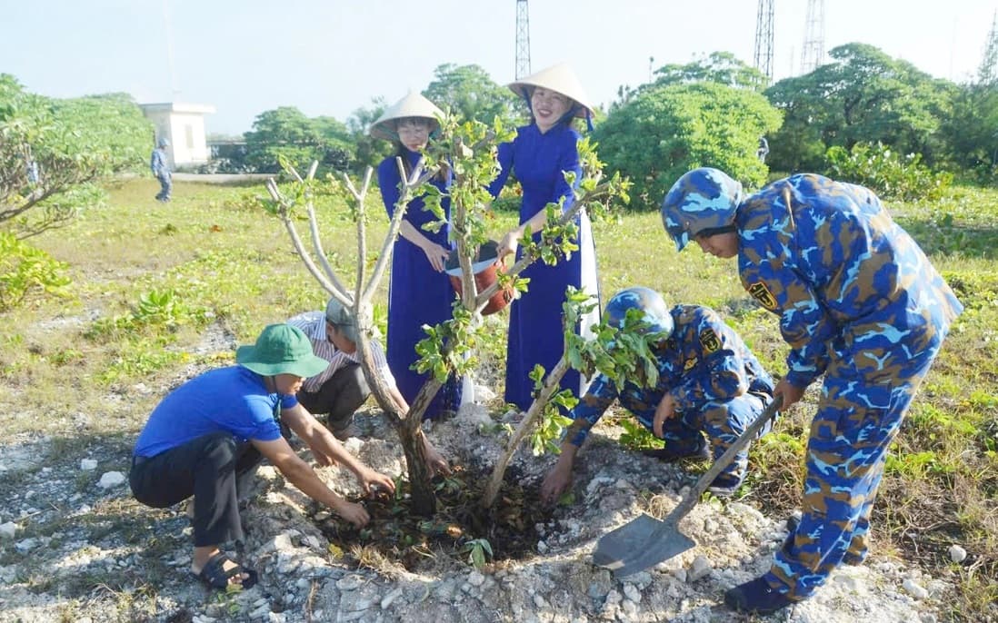 Quân và dân huyện Trường Sa hưởng ứng Tết trồng cây 2025