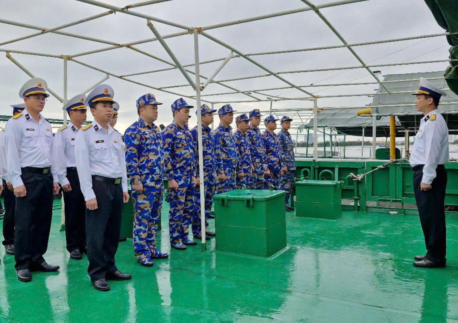 Tàu của Vùng 3 ra khơi thực hiện nhiệm vụ trực đầu xuân mới