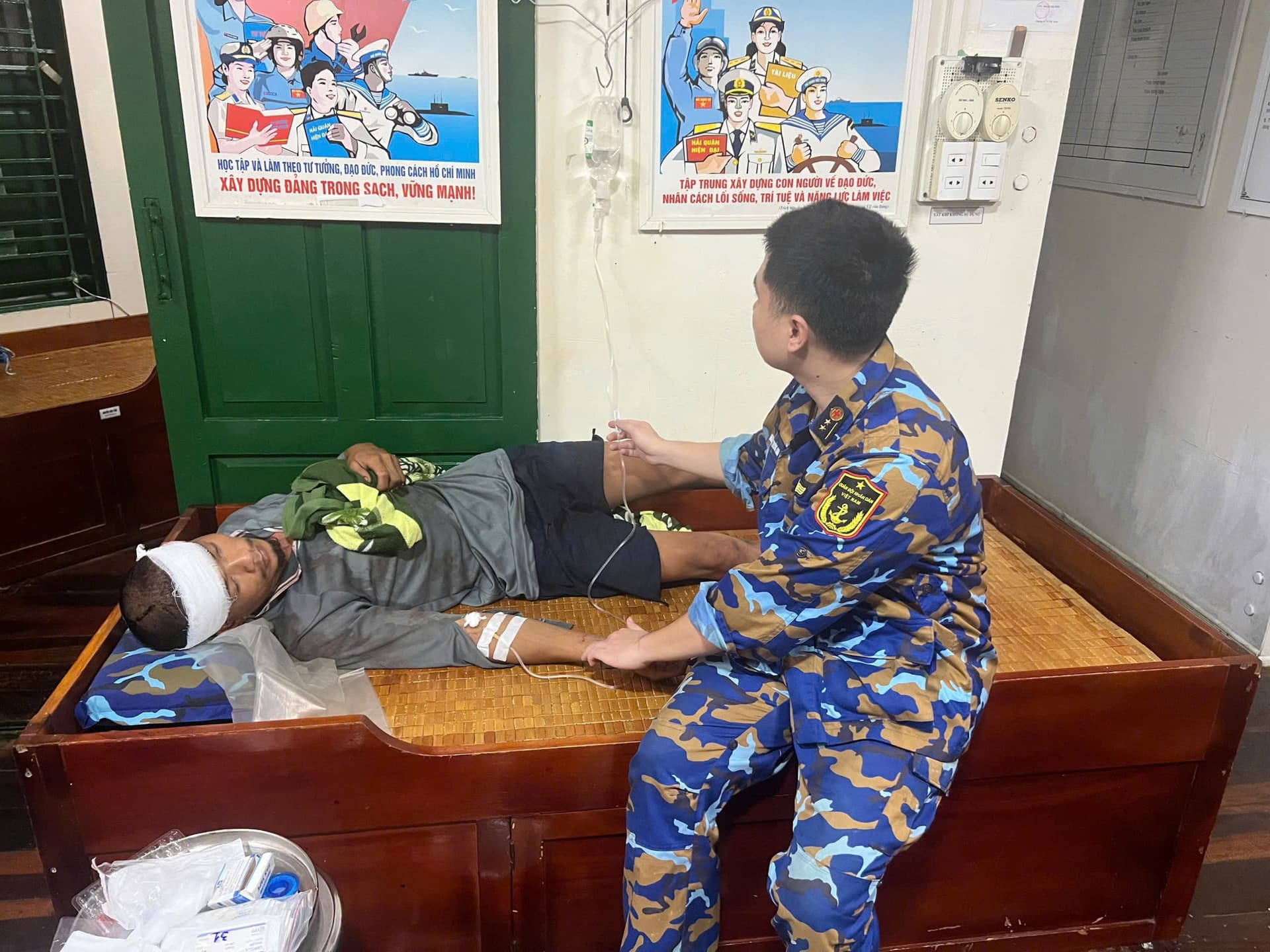 Nhà giàn DK1/10 cấp cứu ngư dân gặp nạn trên biển