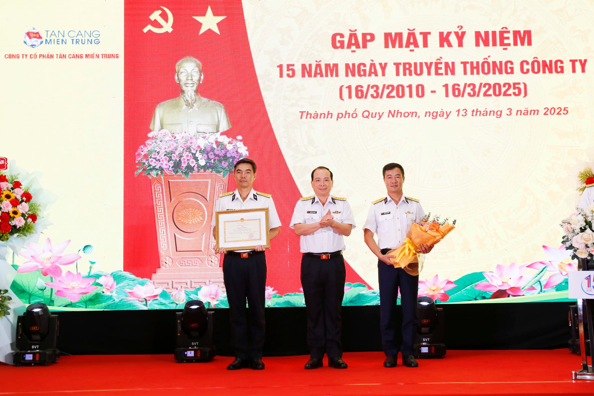 Công ty cổ phần Tân cảng miền Trung đón nhận Bằng khen của Bộ Quốc phòng