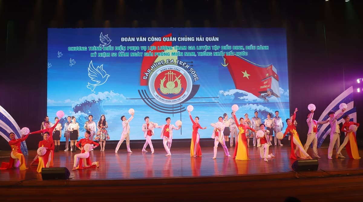 Đoàn Văn công Hải quân biểu diễn phục vụ lực lượng diễu binh, diễu hành