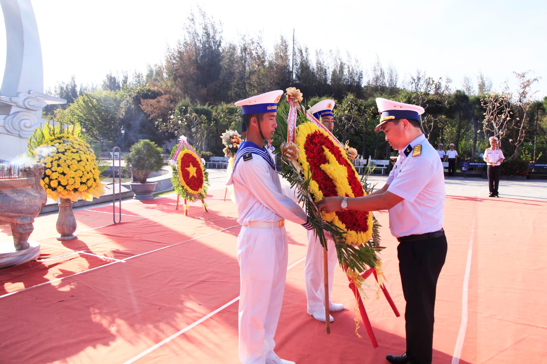 Dâng hương, dâng hoa tri ân các anh hùng liệt sĩ hy sinh trong sự nghiệp bảo vệ chủ quyền biển đảo