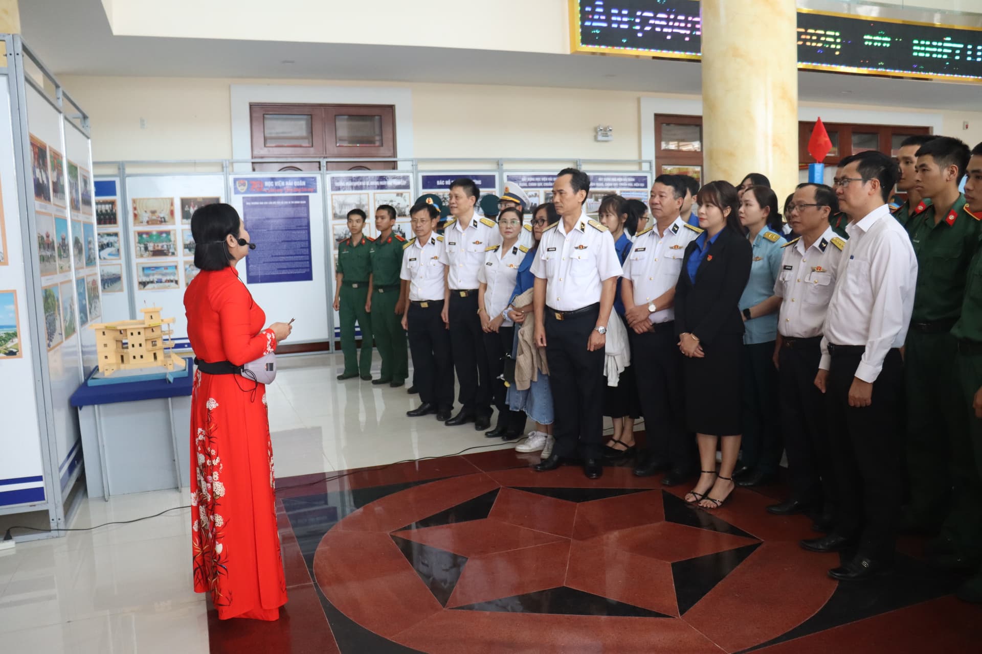 Hơn 200 hình ảnh, hiện vật trưng bày triển lãm tại Học viện Hải quân