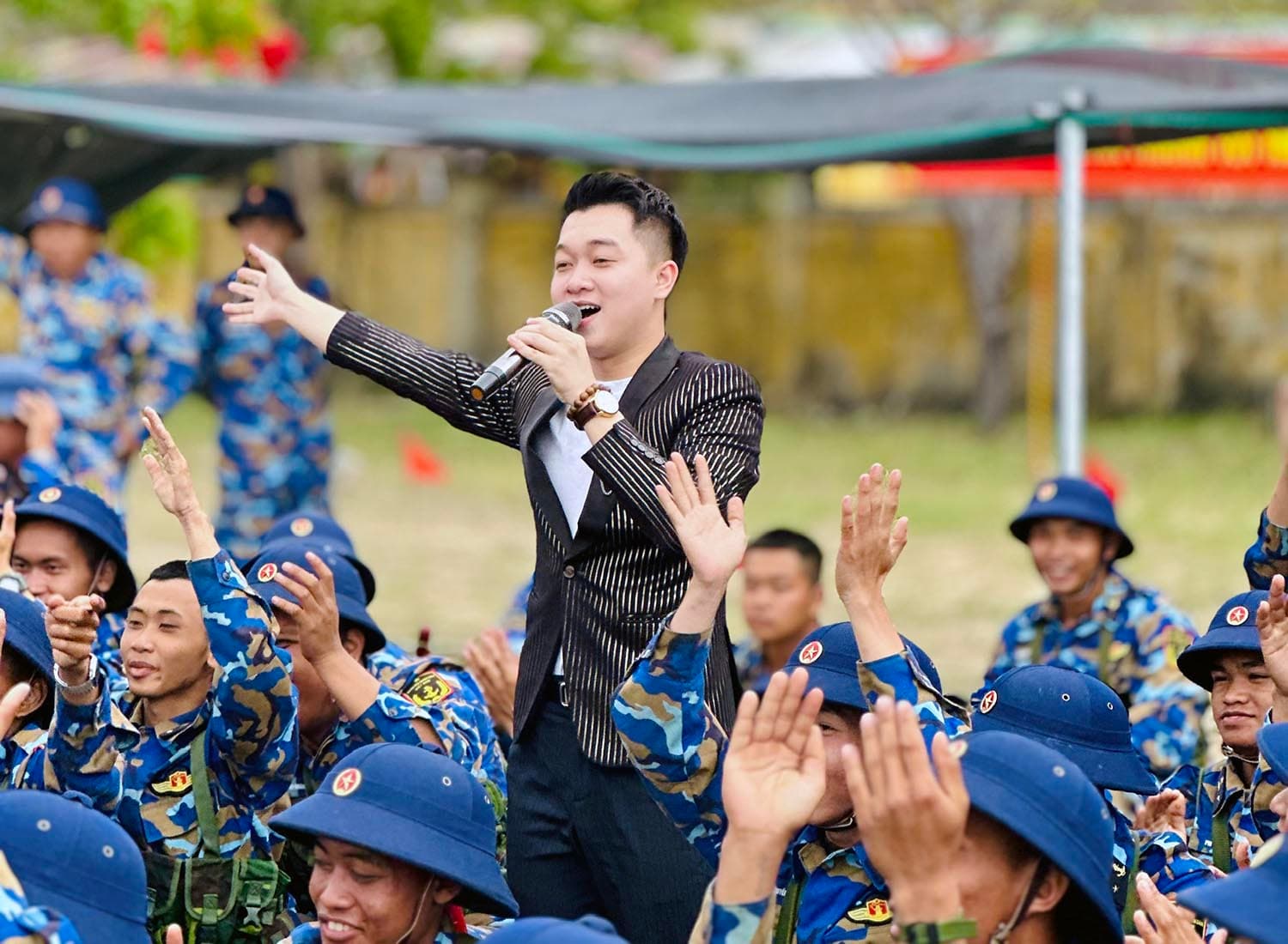 Trung tâm Mạng lưới tình nguyện Quốc gia khu vực miền Trung giao lưu với bộ đội Lữ đoàn 957
