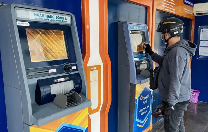 Cảnh giác thiết bị Skimming khi giao dịch rút tiền tại cây ATM