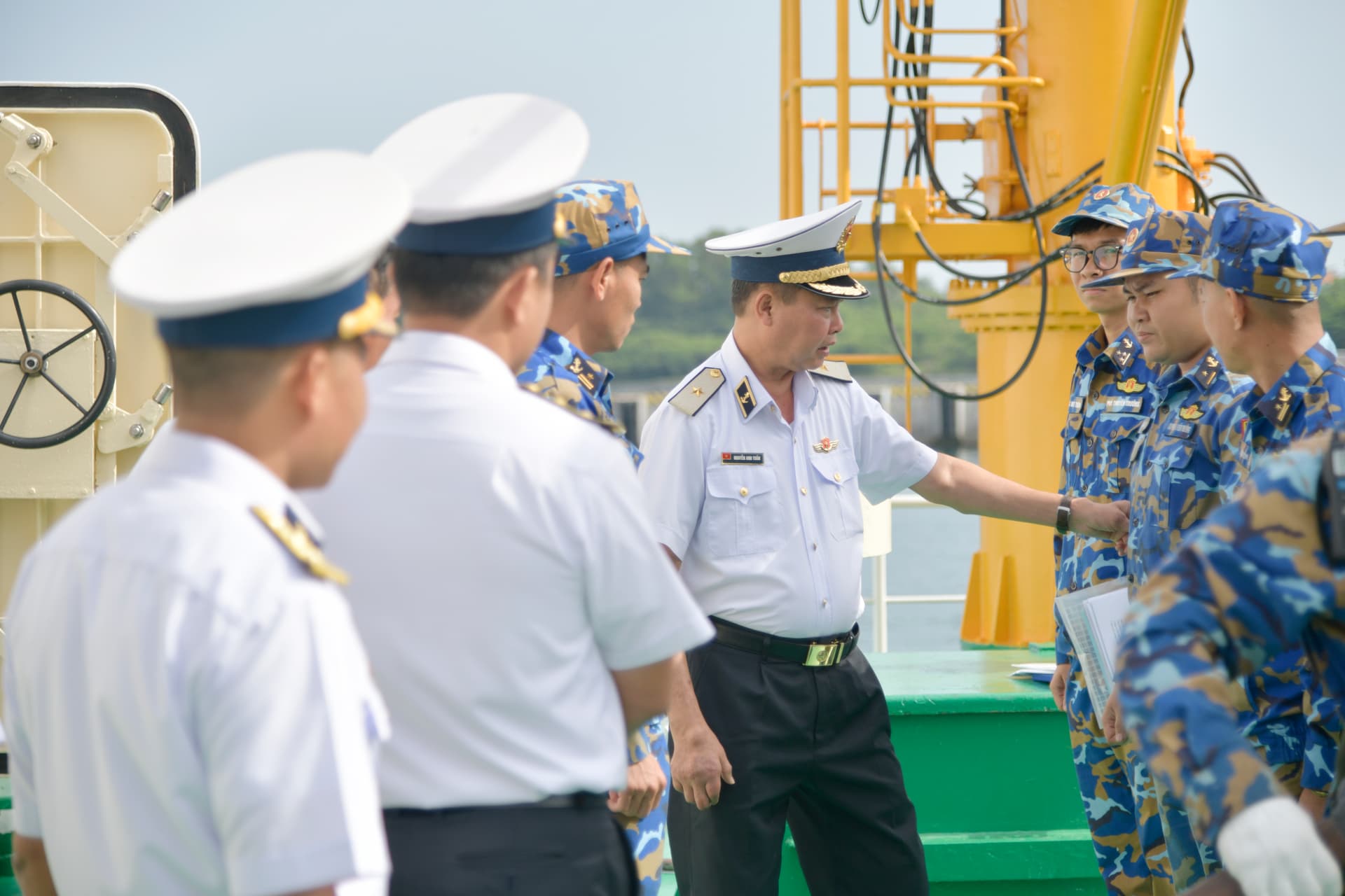 Tư lệnh Vùng 4 kiểm tra tàu của Lữ đoàn 955