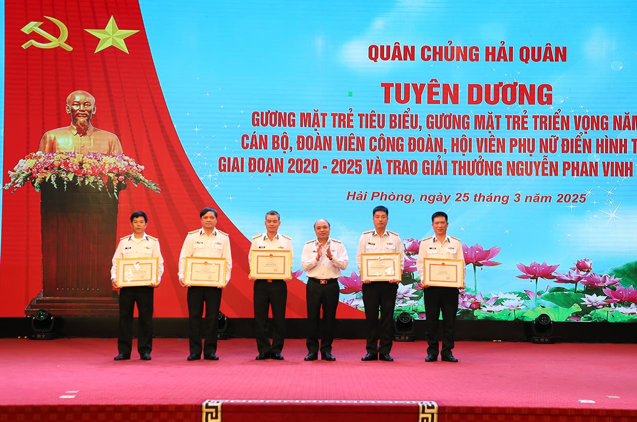Tuyên dương gương mặt trẻ tiêu biểu; cán bộ công đoàn, phụ nữ xuất sắc và trao Giải thưởng Nguyễn Phan Vinh