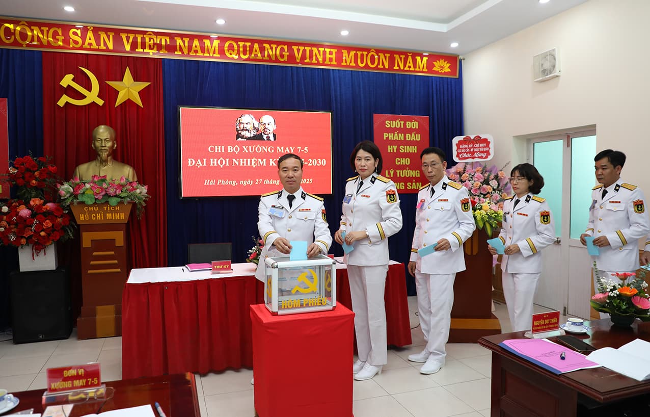Chi bộ Xưởng may 7-5: Lãnh đạo thực hiện tốt nhiệm vụ sản xuất quân trang