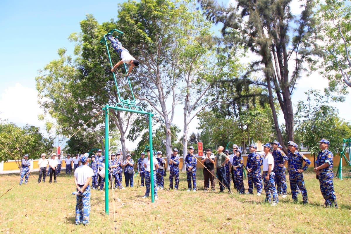 Đoàn cán bộ, nhân viên Công ty TNHH phần mềm FPT TP. Hồ Chí Minh tham quan, trải nghiệm tại Lữ đoàn 162