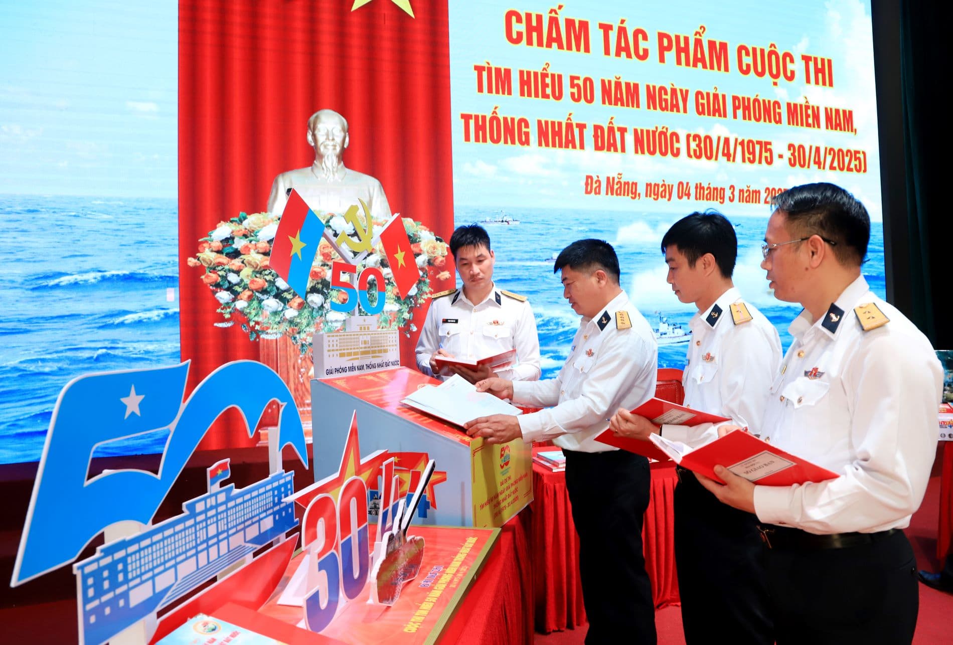 Vùng 3: Chấm bài dự thi tìm hiểu 50 năm Ngày giải phóng miền Nam