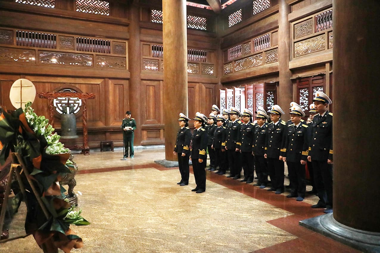 Tổ chức công đoàn, phụ nữ Cục Chính trị Hải quân tham quan, học tập truyền thống