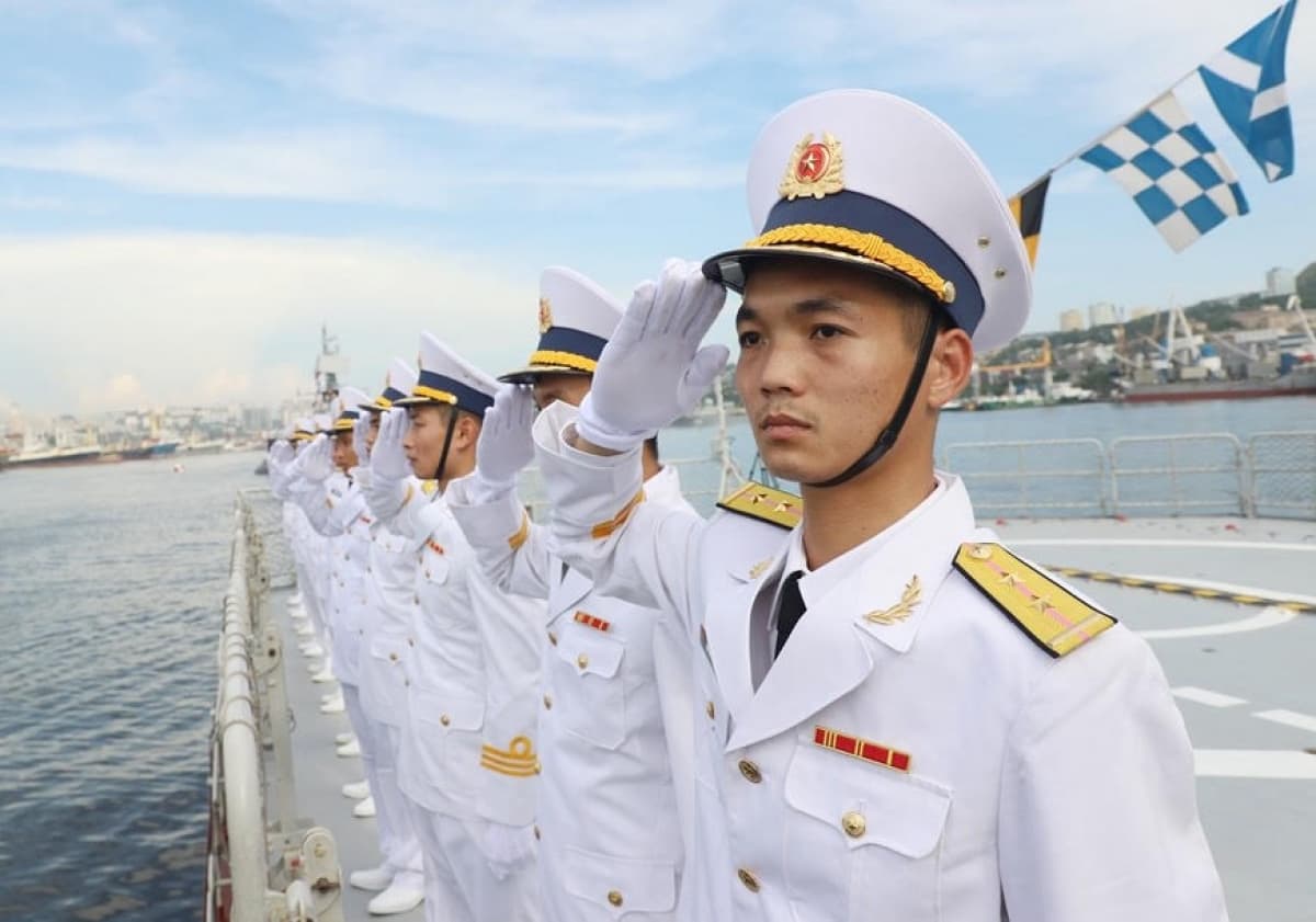 Chính sách mới với sĩ quan tại ngũ chuyển sang quân nhân chuyên nghiệp