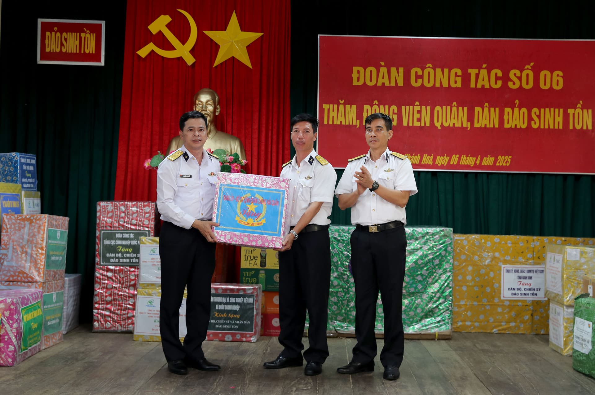 Đoàn công tác số 6 thăm Trường Sa và Nhà giàn DK1