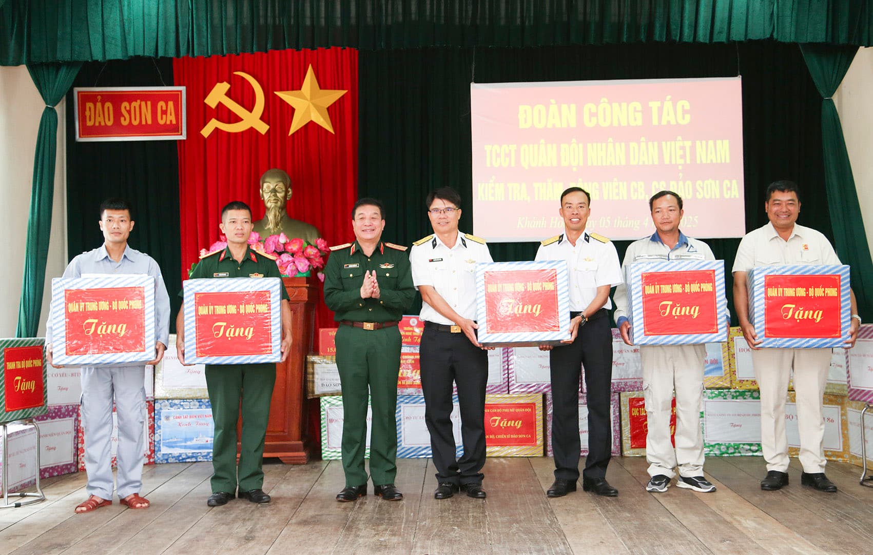 Đoàn công tác Tổng cục Chính trị thăm, kiểm tra huyện đảo Trường Sa