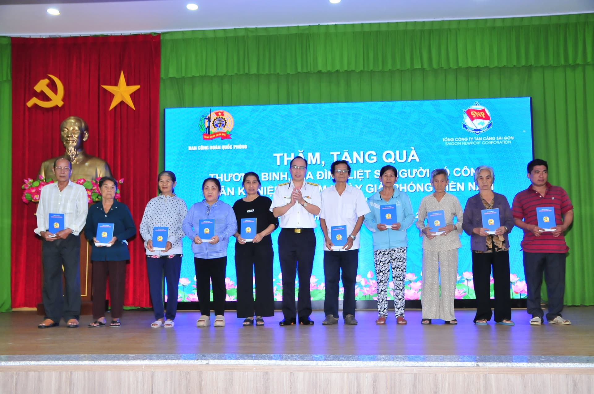 Tặng quà gia đình chính sách tại huyện Củ Chi