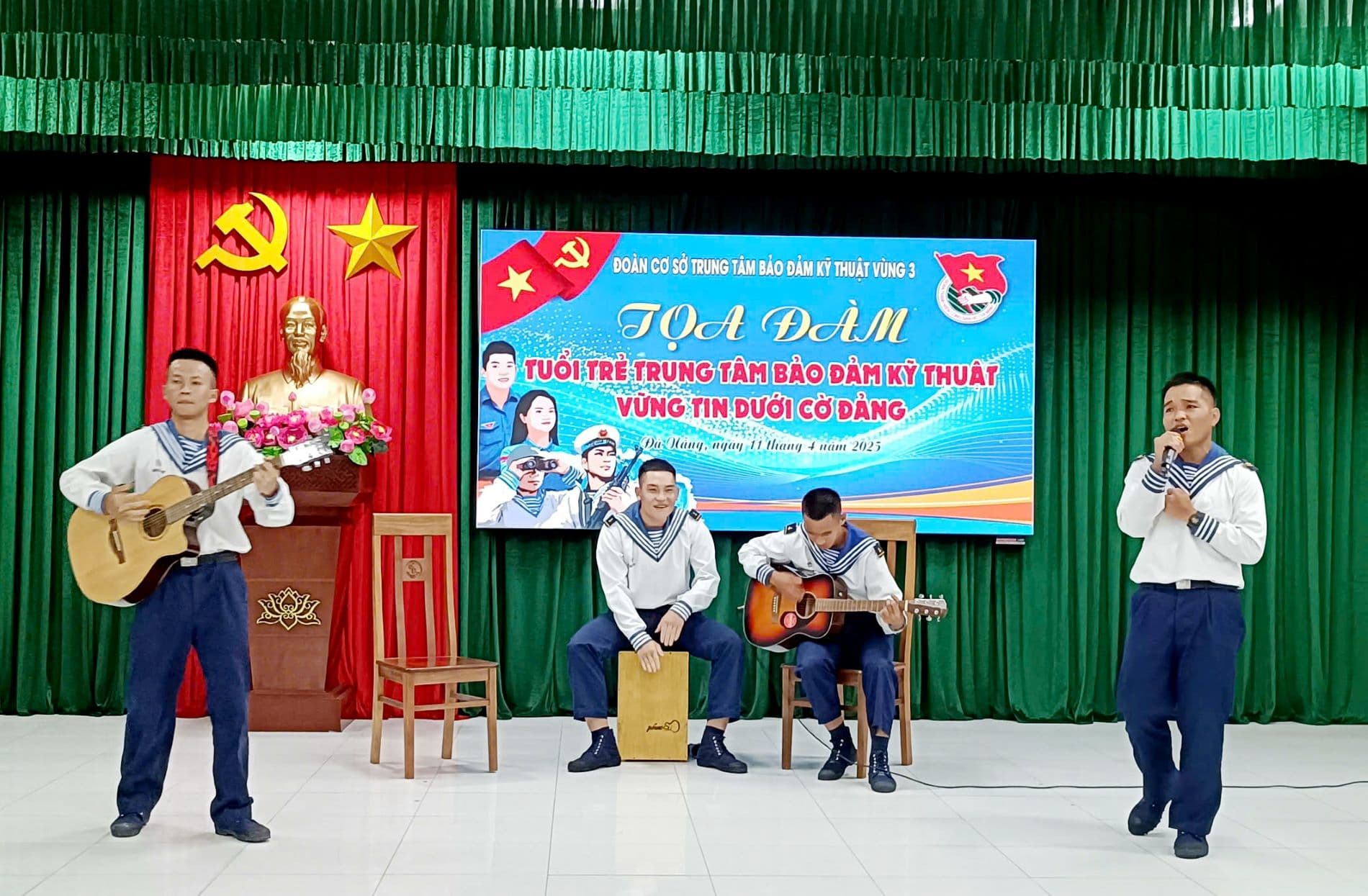 Toạ đàm "Tuổi trẻ Trung tâm Bảo đảm kỹ thuật Vùng 3 vững tin dưới cờ Đảng"