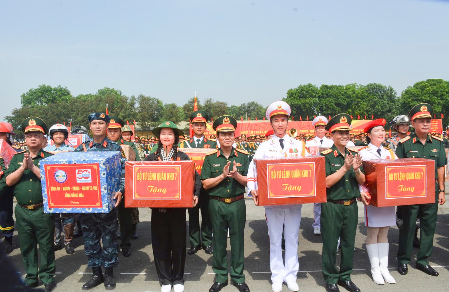 Đại tướng Nguyễn Tân Cương dự, kiểm tra tổng hợp luyện diễu binh, diễu hành