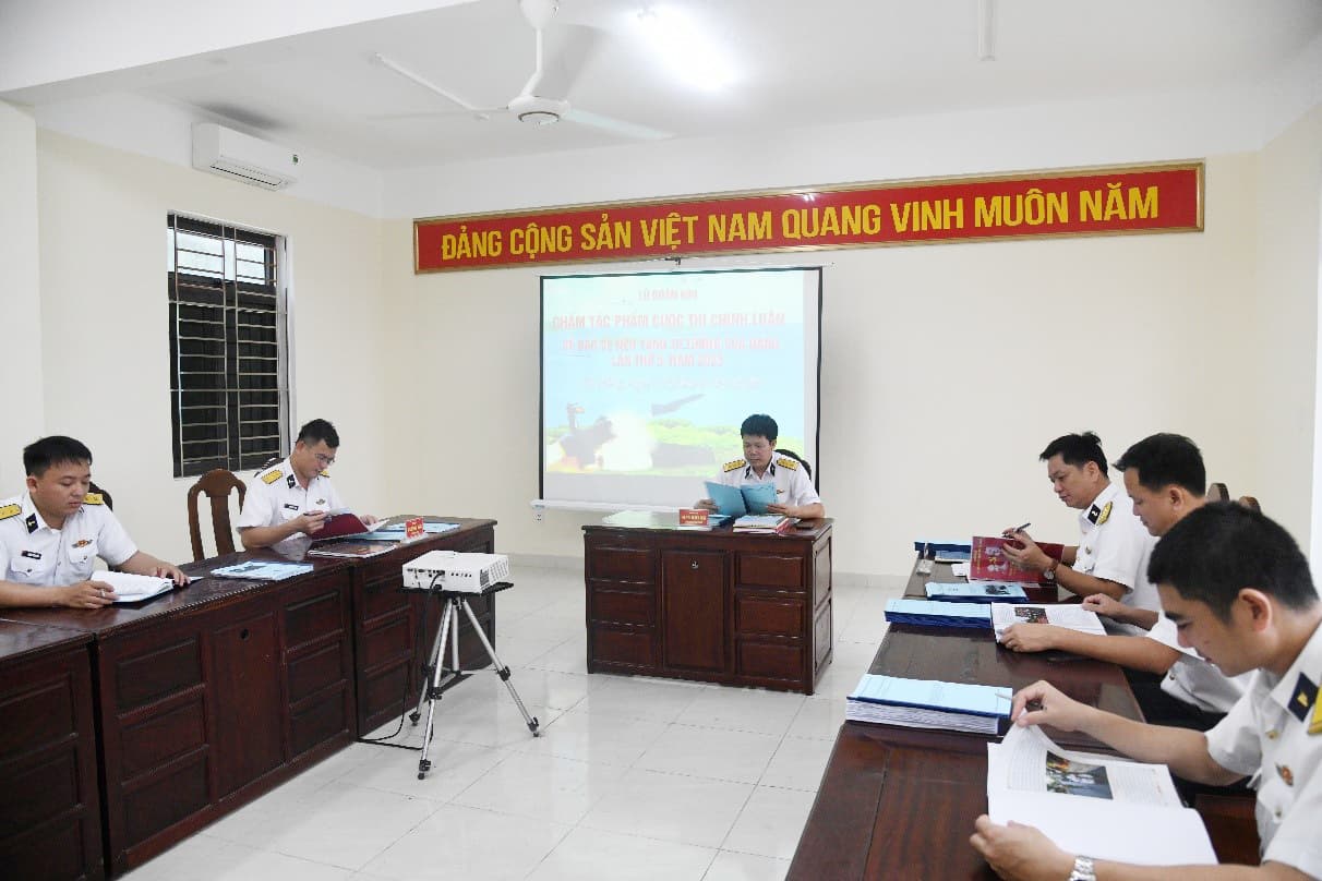 Lữ đoàn 680 chấm tác phẩm tham gia cuộc thi chính luận về bảo vệ nền tảng tư tưởng của Đảng
