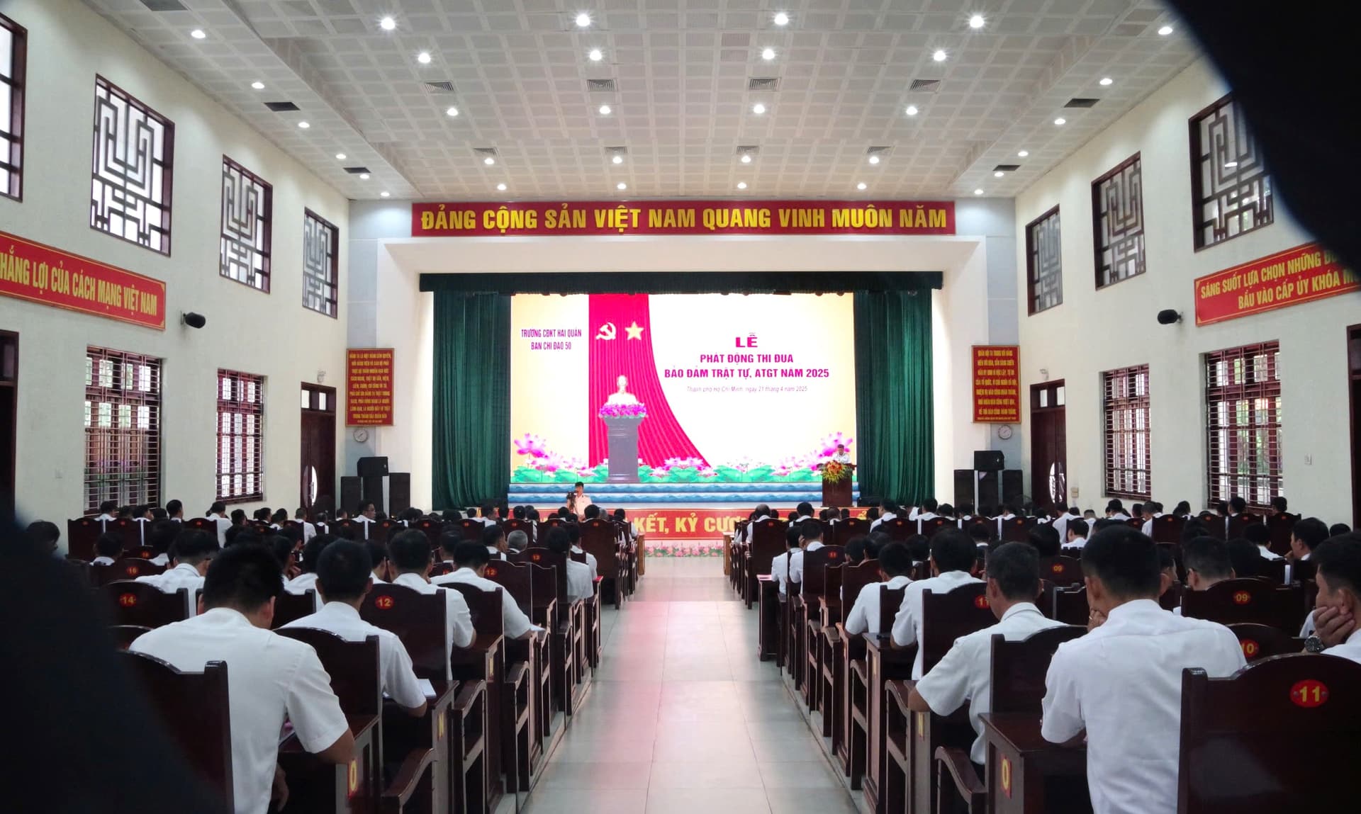 Trường Cao đẳng Kỹ thuật Hải quân phát động phong trào thi đua bảo đảm trật tự, an toàn giao thông