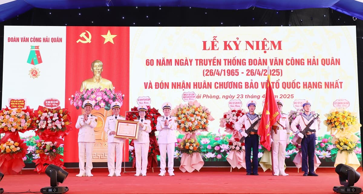 Đoàn Văn công Hải quân kỷ niệm 60 năm Ngày truyền thống và đón nhận Huân chương Bảo vệ Tổ quốc hạng Nhất