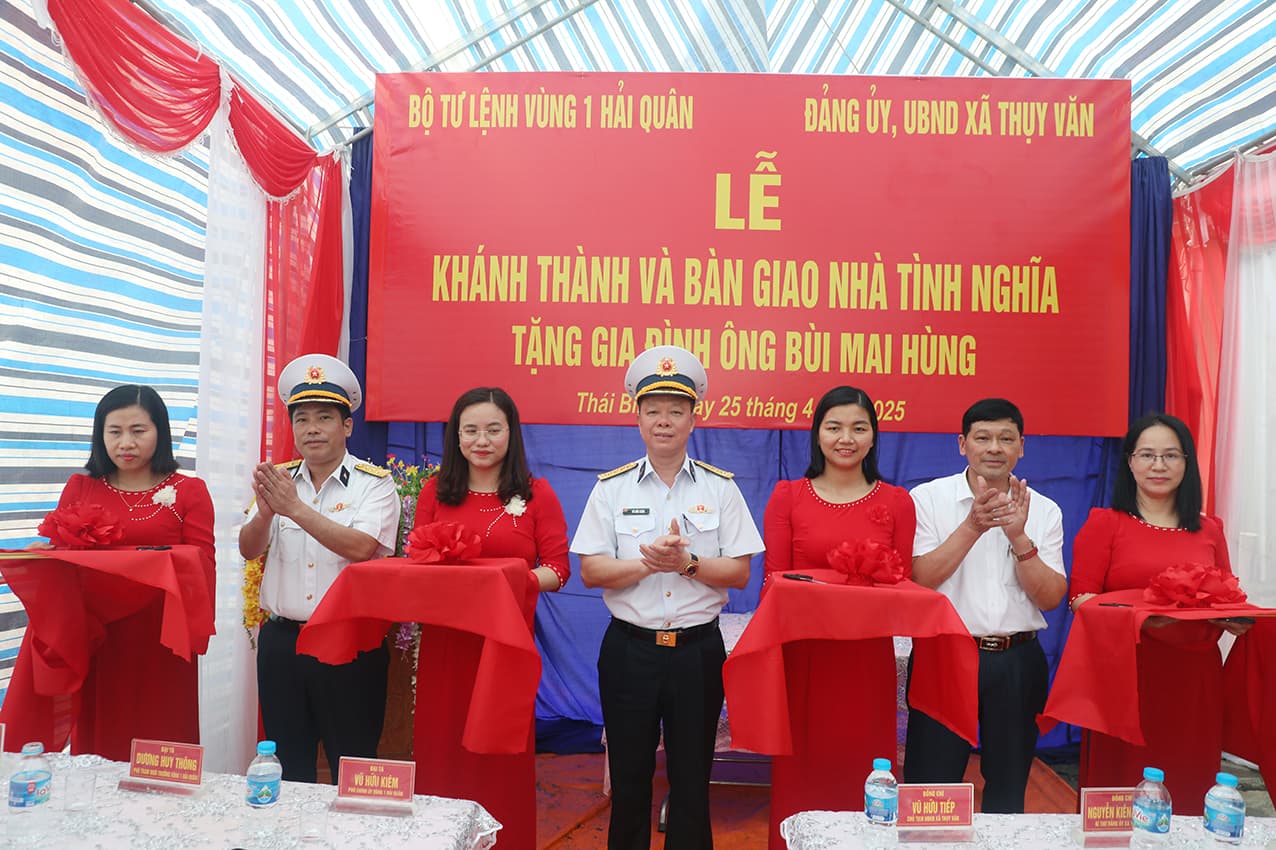 Vùng 1: Khánh thành, bàn giao nhà tình nghĩa và tặng quà các gia đình chính sách tại Thái Bình