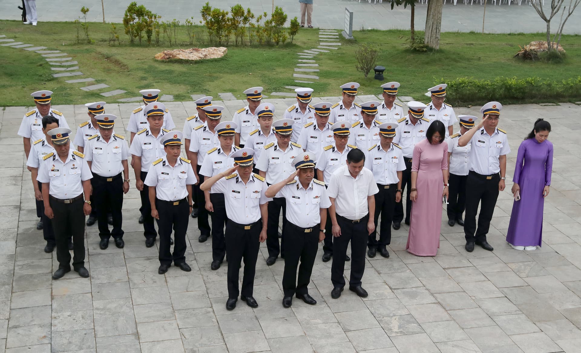 Tưởng niệm các anh hùng liệt sĩ tại Bia di tích Chiến thắng Lạch Trường