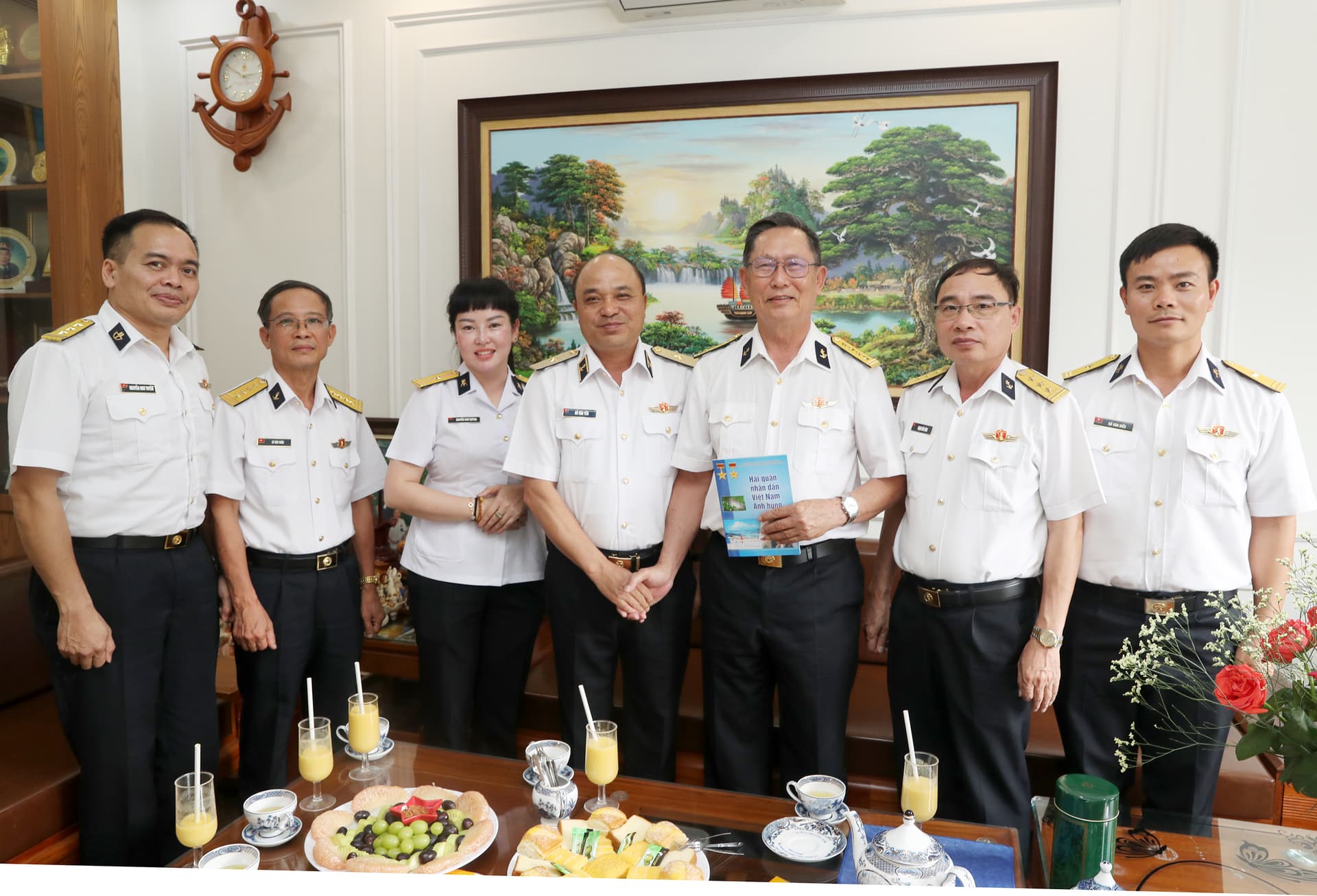 Phó Chính ủy Hải quân thăm gia đình Thiếu tướng Mai Năng và Đại tá Nguyễn Ngọc Quế