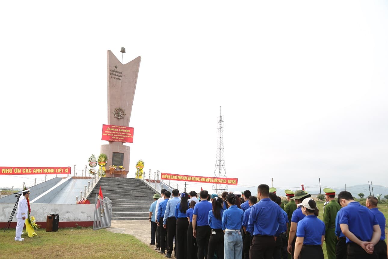 Lữ đoàn 83 dâng hoa, dâng hương tại Bia di tích Chiến thắng trận đầu tại Quảng Bình
