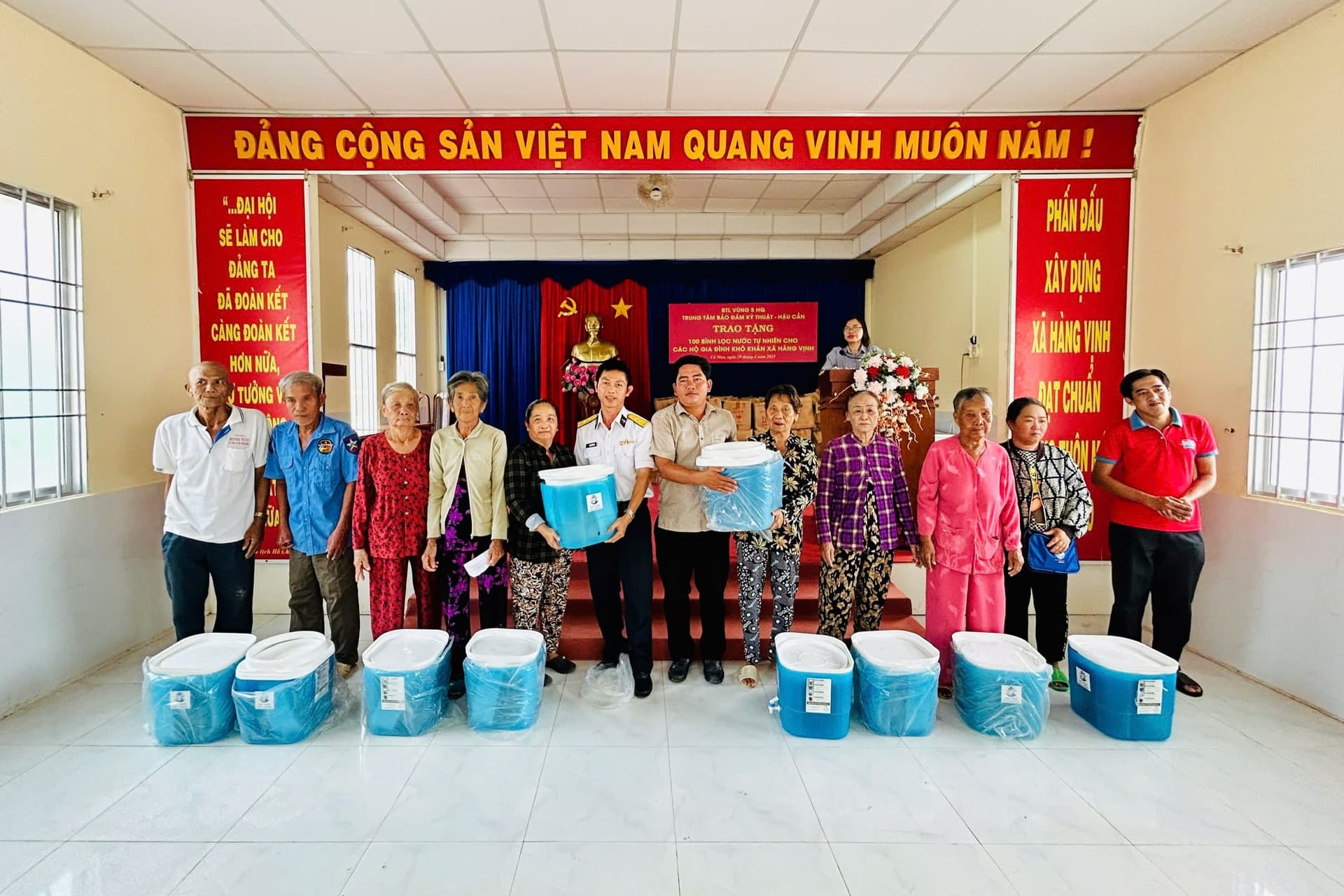 Trung tâm Bảo đảm Kỹ thuật – Hậu cần Vùng 5 trao tặng bình lọc nước cho nhân dân