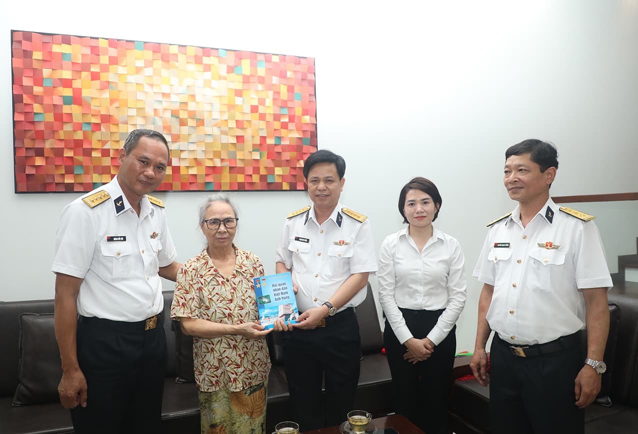 Thủ trưởng Cục Hậu cần-Kỹ thuật thăm, tặng quà gia đình chính sách khu vực Hải Phòng