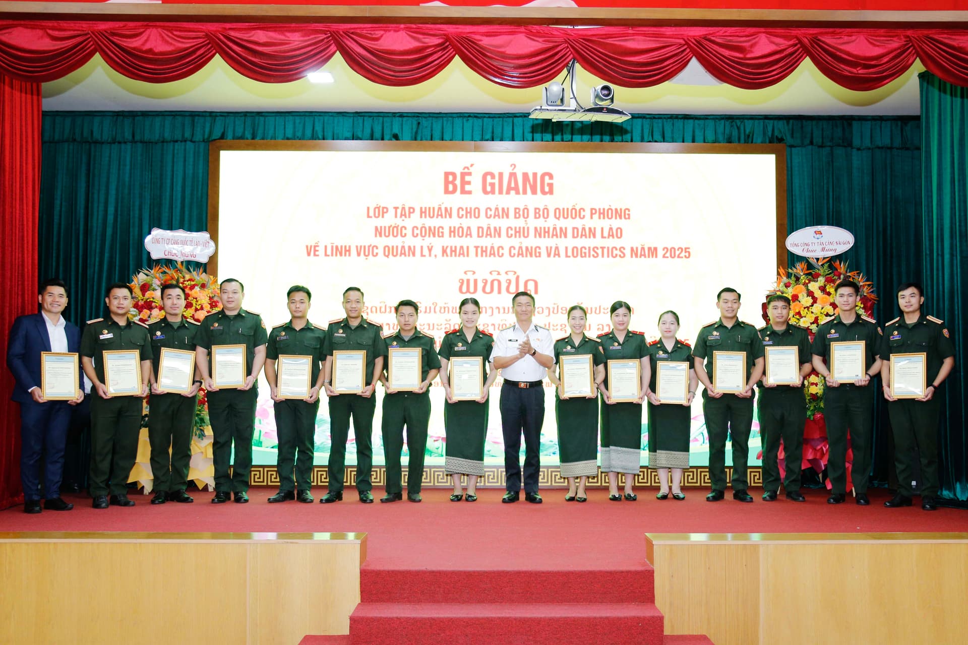 Bế giảng lớp tập huấn cho cán bộ Bộ Quốc phòng Lào về lĩnh vực quản lý, khai thác cảng biển và logistics