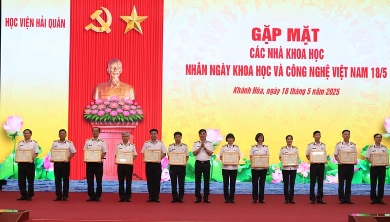 Học viện Hải quân gặp mặt các nhà khoa học nhân Ngày khoa học và công nghệ Việt Nam