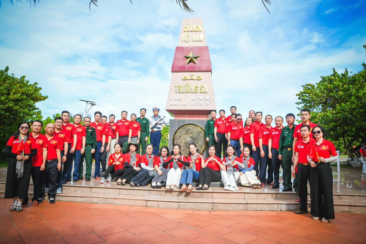 Lào Cai mang hơi ấm núi rừng về với biển đảo quê hương