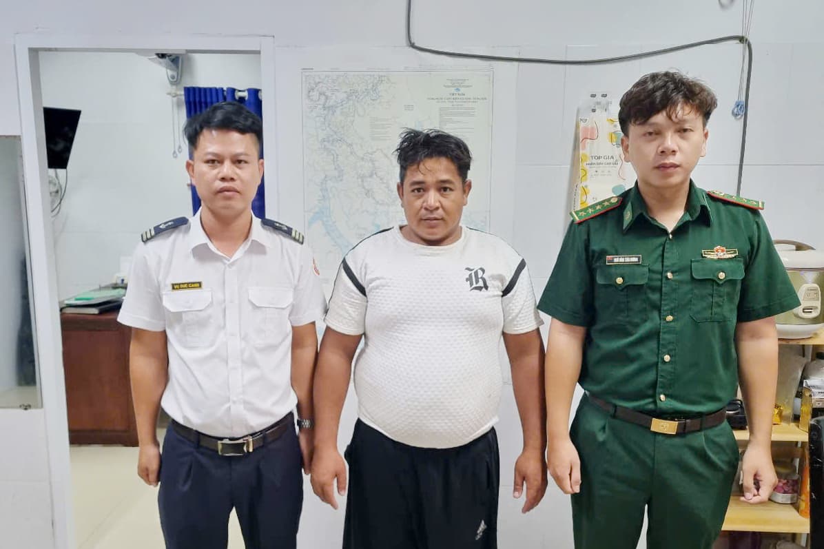Tàu Tân cảng P3 cứu thành công ngư dân bị trôi dạt trên biển